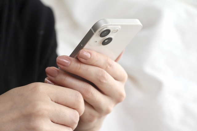 結婚相談所埼玉　スマートフォンを持っている手元の画像です。
