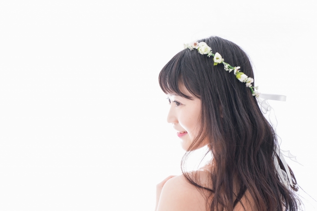 結婚相談所埼玉　花冠をつけて振り向く女性の横顔の画像です。
