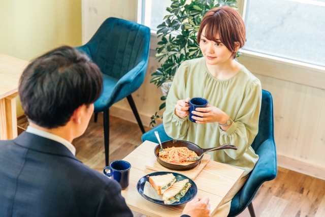 結婚相談所埼玉　向かい合って座り食事をしている男女の画像です。