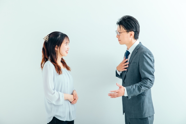 結婚相談所埼玉　スーツを着た男性と見つめ合う笑顔の女性の画像です。