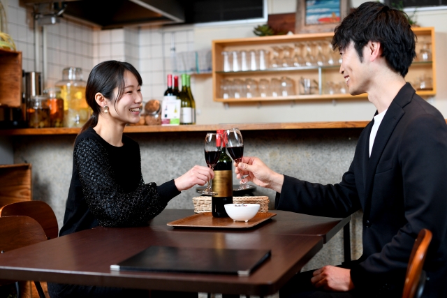 結婚相談所埼玉　笑顔で乾杯する男女
