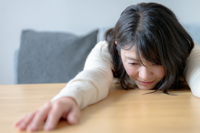 結婚相談所埼玉　机に伏せる女性