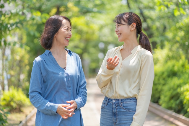 結婚相談所埼玉　散歩道で向かい合う中年女性と若い女性。