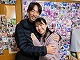 結婚相談所埼玉　当社で結婚したカップルが笑顔で写真撮影、背の高い彼にくっついている彼女の画像です。