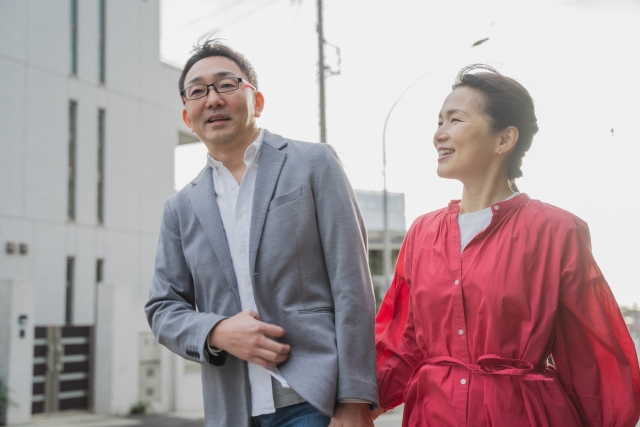 結婚相談所埼玉　５０代婚活　５０代のカップルが手を組みながら笑顔で歩いている画像です。