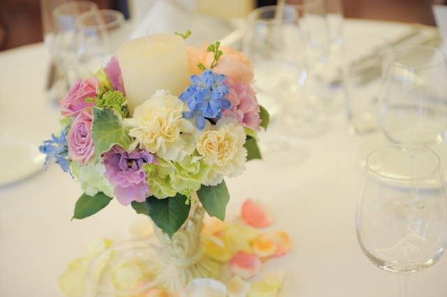 結婚相談所埼玉　結婚披露宴テーブルの上に可愛い花束ロウソクが置いてある画像です。