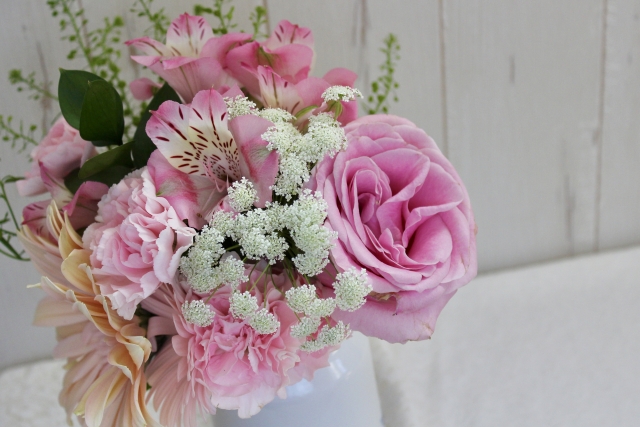 結婚相談所埼玉　結婚会場ピンク色の花がたくさん置いてある写真です。