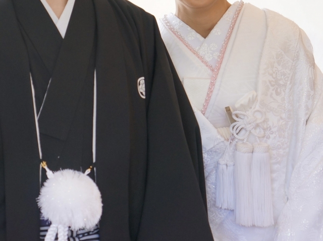 結婚相談所埼玉　紋付袴、白無垢を着た新郎新婦の画像です。