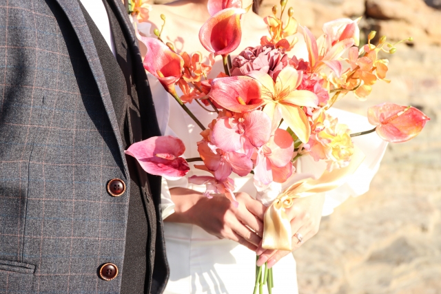 結婚相談所埼玉　ピンクを主体としたブーケを手にした新婦と新郎の上半身の写真です。