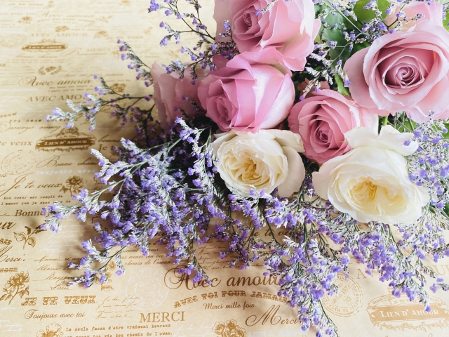 結婚相談所埼玉　白と淡いピンク色の花に薄紫色の小花を使った優しい色の花束の画像です。