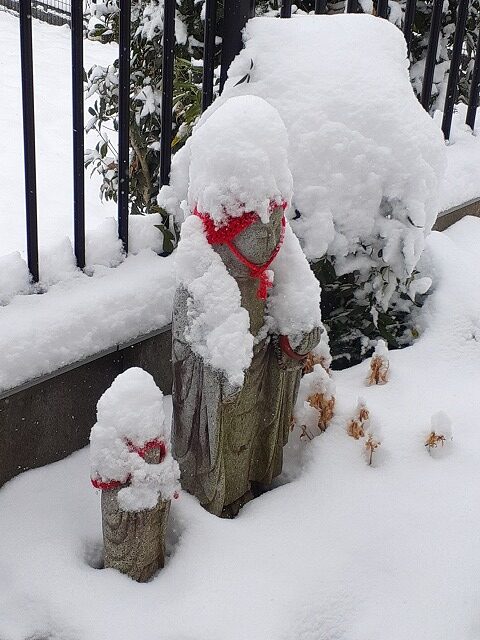 結婚相談所埼玉　嵐山町に雪が降りました。社内の庭にあるお地蔵さまにも雪が積もっている写真です。