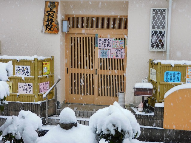 結婚相談所埼玉　嵐山町に雪が降りました。当社玄関前にも雪が積もりました。
